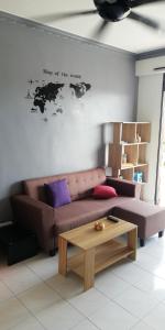 马六甲DT Homestay floor level 4的带沙发和咖啡桌的客厅
