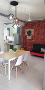 马六甲DT Homestay floor level 4的客厅配有桌椅和沙发