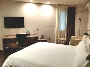 南宁锦江之星南宁万象城地铁站酒店的配有一张床和一台平面电视的酒店客房