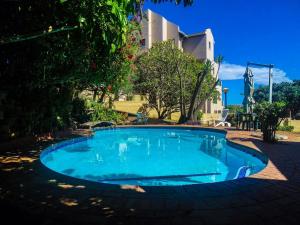 巴利托航道酒店的庭院中间的大型游泳池