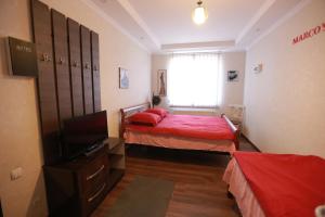 Nizhnyaya Alekseyevka马科斯酒店 的小房间设有两张床和窗户