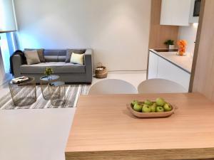 毕尔巴鄂Inside Bilbao Apartments的客厅配有带苹果碗的桌子