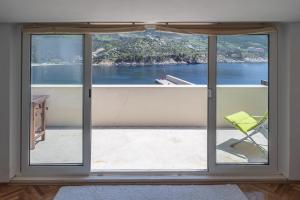 特雷斯塔尼克Apartment Matijas的客房设有一个享有水景的窗户。