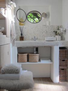 海尔伦La chambre blanche的一间带水槽和镜子的浴室