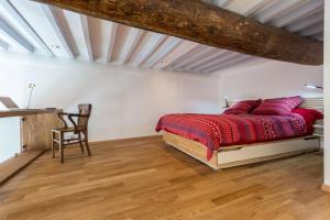 滨海自由城Le Noble in Scenic Villefranche Sur Mer的一间卧室配有一张床,铺有木地板