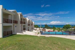 Luxury 2BR Home facing Beach w/Pool Montego Bay #5内部或周边的泳池