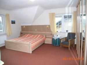 贝尔多夫农场住宿加早餐旅馆的一间卧室配有一张床、一张书桌和窗户。