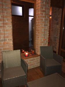 博尔若米Inka home的天井配有两把椅子和带两把蜡烛的壁炉。