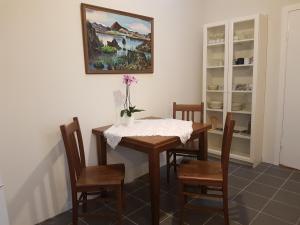 塞尔福斯Vorsabær Apartment的一间带桌椅和绘画的用餐室