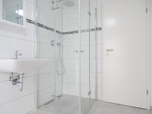 杜塞尔多夫AVI City Apartments KingHouse的一间带玻璃淋浴间和水槽的浴室