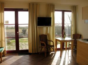 GriebenHotel Enddorn Appartement的厨房配有桌椅和窗户。