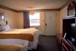 利柏提South Wind Inn的酒店客房设有两张床和一台平面电视。