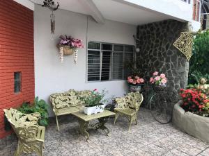 卡达斯诺瓦斯卡瑟迪立诺旅馆的庭院配有椅子、桌子和鲜花