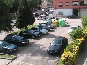 索拉雷斯Pensión Rada的停在停车场的一群汽车