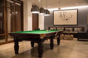 瓦都瓦The Villa by Contemporary Ceylon的客厅配有台球桌和沙发