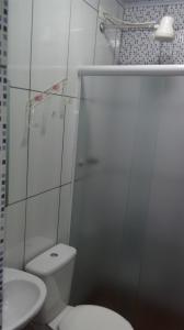 圣保罗Hotel Carpe Diem的浴室配有卫生间、淋浴和盥洗盆。