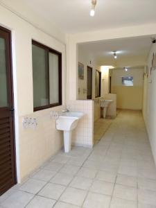 邦比尼亚斯Residencial Sol Nascente的一间带两个盥洗盆和镜子的大浴室