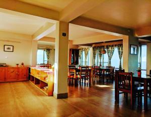 噶伦堡玉如德乐旅馆的厨房以及带桌椅的用餐室。