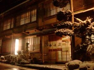 山之内町山崎屋旅馆的前面的地面上积雪的建筑