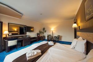 帕扎尔吉克赫巴格兰酒店的酒店客房设有一张大床和一张书桌。