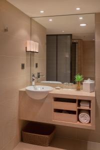 台北和逸饭店．台北忠孝馆的一间带水槽和大镜子的浴室