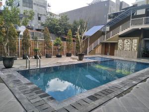 日惹日惹玛丽奥勃洛酒店 的一座建筑物中央的游泳池