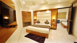 新德里Hotel Aero Star Near Delhi Airport的一间酒店客房 - 带一张床和一间浴室