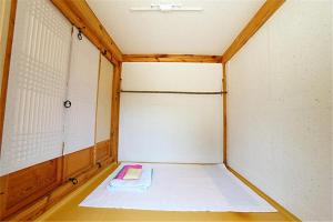 庆州Dobong Seodang的中间设有一张床的小房间