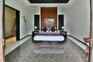 沙努尔Katala Suites and Villas的一间卧室配有一张特大号床。