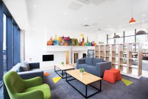 爱丁堡Unite Students - Salisbury Court的带沙发、椅子和桌子的客厅