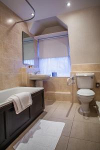 哈罗盖特老天鹅酒店的带浴缸、卫生间和盥洗盆的浴室