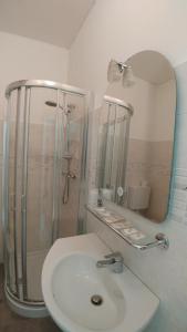 弗利Hotel Marta的一间带水槽、淋浴和镜子的浴室