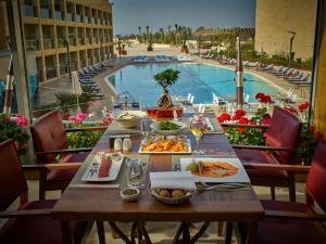 贝鲁特珊瑚海滩酒店和贝鲁特度假村的餐桌,享有泳池美景