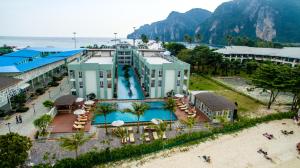 皮皮岛Phi Phi Harbour View Hotel-SHA Extra Plus的享有带游泳池的度假村的空中景致