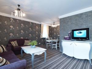 可罗日采法科尔酒店的带沙发和电视的客厅