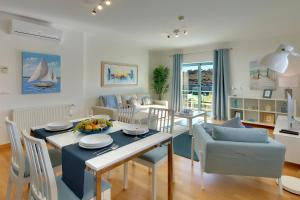 阿尔布费拉Marina Bay Residence的用餐室以及带桌椅的起居室。