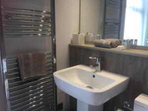 哈波罗集市Marston Croft B&B的浴室设有白色水槽和镜子