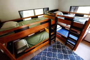 日光素泊民宿绿庵旅馆的配有2张双层床的宿舍间设有地毯。