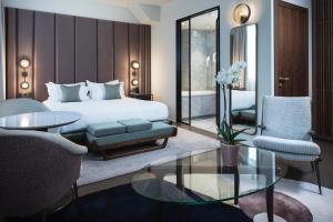 巴黎麦森博瑞固特酒店的酒店客房带一张床、一张桌子和椅子