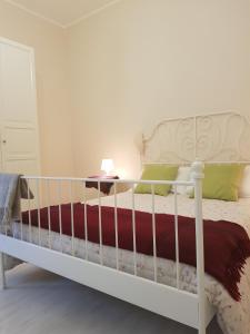 圣米歇尔迪甘泽Casa Pinù的一间卧室配有一张白色床架的床