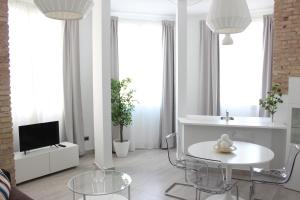 科尔多瓦腾迪拉斯公寓的白色的客厅配有白色的桌子和椅子