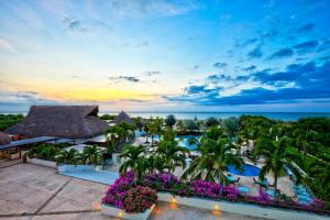 卡塔赫纳Estelar Playa Manzanillo - All inclusive的享有带游泳池的度假村的空中景致
