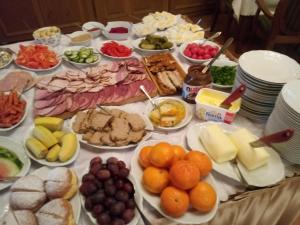 波兰尼卡-兹德鲁伊Pensjonat Panorama的一张桌子上面有很多不同类型的食物