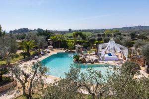 卡斯特里尼亚诺德尔卡波villa lusso tiziana的度假村游泳池的图片