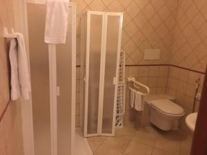 维耶斯泰Residence Villa Candida的一间带卫生间和淋浴的浴室。