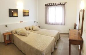 埃斯普霍斯Vivendes Adelina - Escapada Formentera的一间卧室设有两张床和窗户。