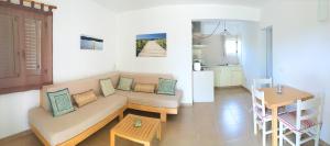埃斯普霍斯Vivendes Adelina - Escapada Formentera的客厅配有沙发和桌子