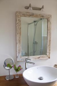 埃斯普霍斯Vivendes Adelina - Escapada Formentera的浴室设有白色水槽和镜子