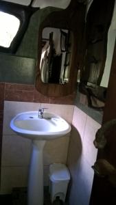 萨利纳斯Casita de Duendes的一间带水槽和镜子的浴室