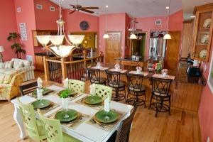 泰比岛DeSoto Beach Vacation Properties的厨房以及带桌椅的起居室。
